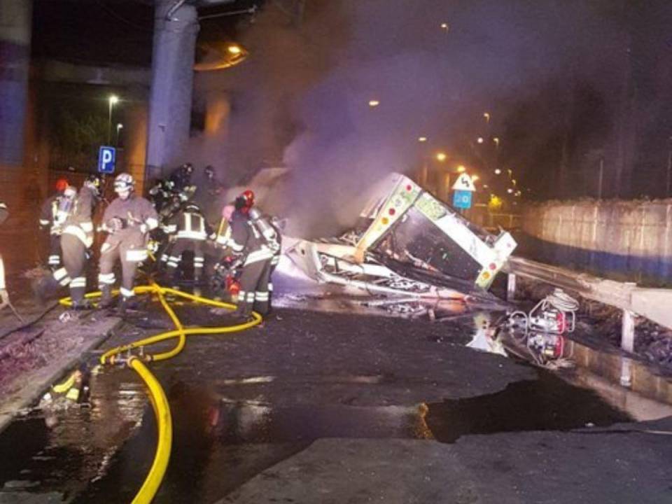 Los bomberos explicaron que el vehículo se precipitó de un puente que cruzaba una vía de tren y se incendió entre las localidades de Mestre y Marghera, pertenecientes al municipio de Venecia.
