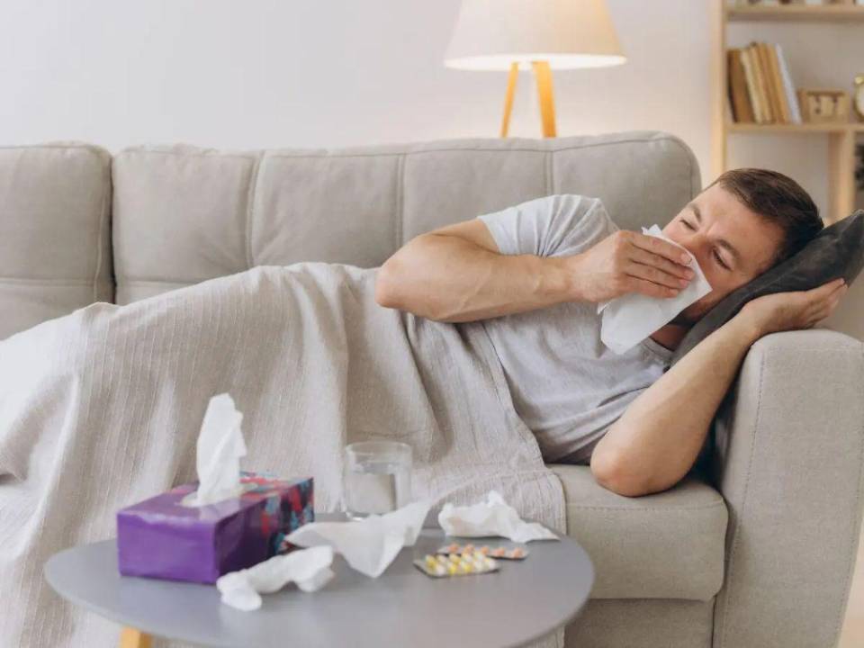 Los síntomas de la influenza son fiebre, tos seca, congestión nasal, dolor de garganta, muscular y de articulaciones.