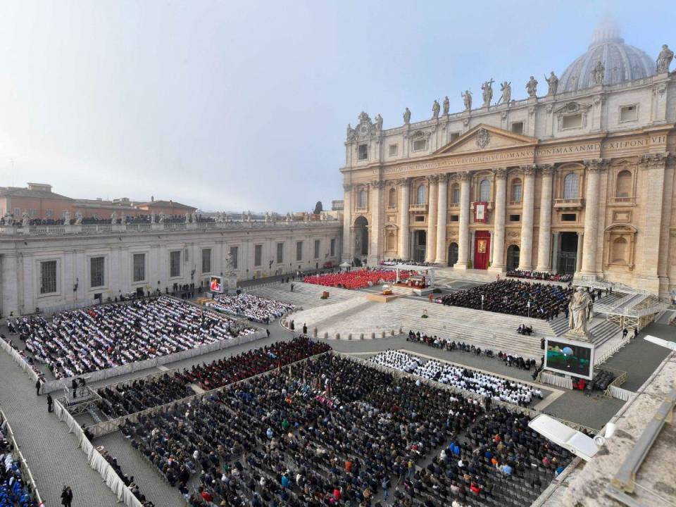 Esta foto tomada y distribuida el 5 de enero de 2023 por The Vatican Media muestra al papa Francisco celebrando la misa fúnebre del papa emérito Benedicto XVI en la plaza de San Pedro en el Vaticano, el 5 de enero de 2023.