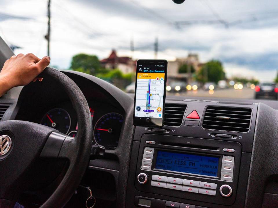 Aunque parezcan pormenores, artículos como un soporte para celular facilitan la conducción cuando se requiere visualizar alguna ubicación.