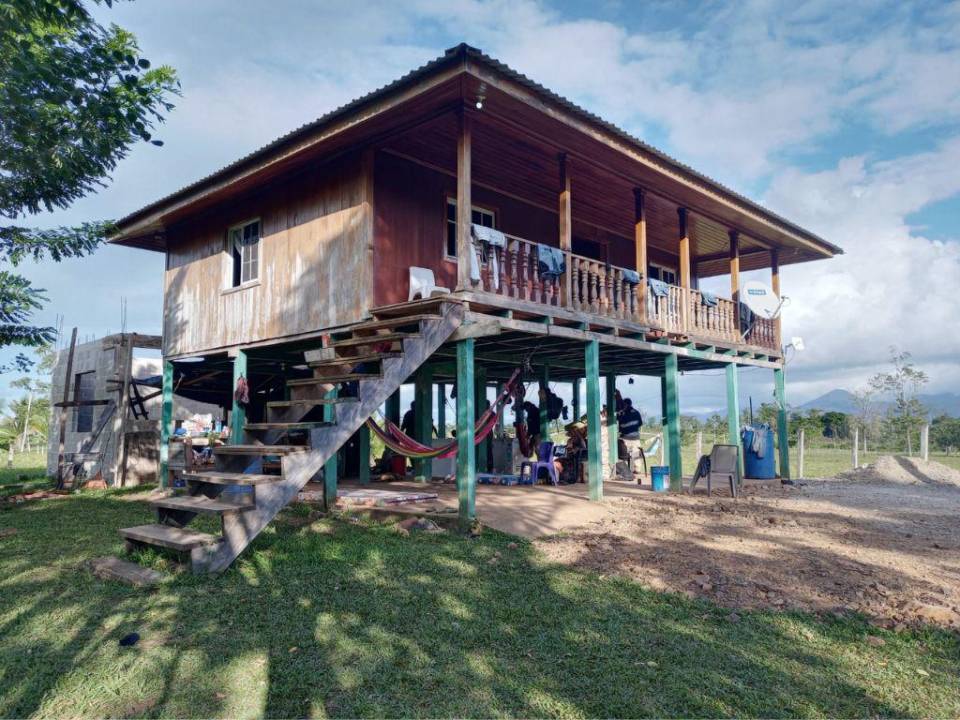 La vivienda de madera se localiza en una finca en el municipio de Iriona, Colón.