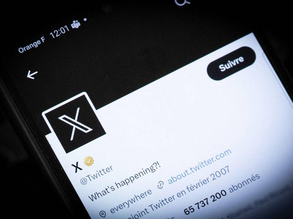 El nuevo logotipo de Twitter renombrado como X, se muestra en París el 24 de julio de 2023.