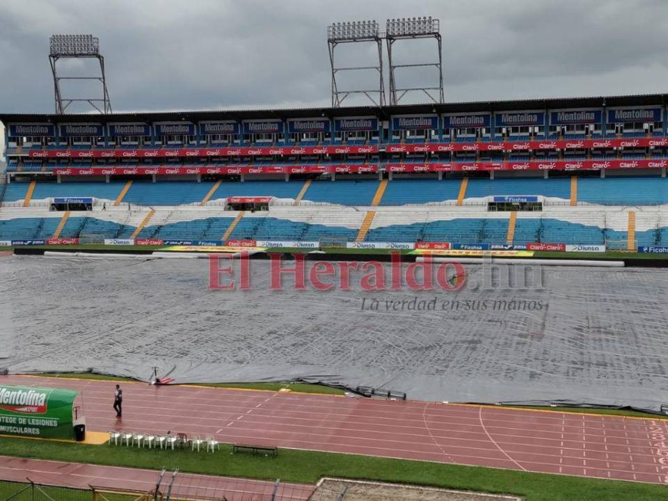 Pocos aficionados y protección ante la lluvia: Así luce el Olímpico previo al Honduras-Canadá