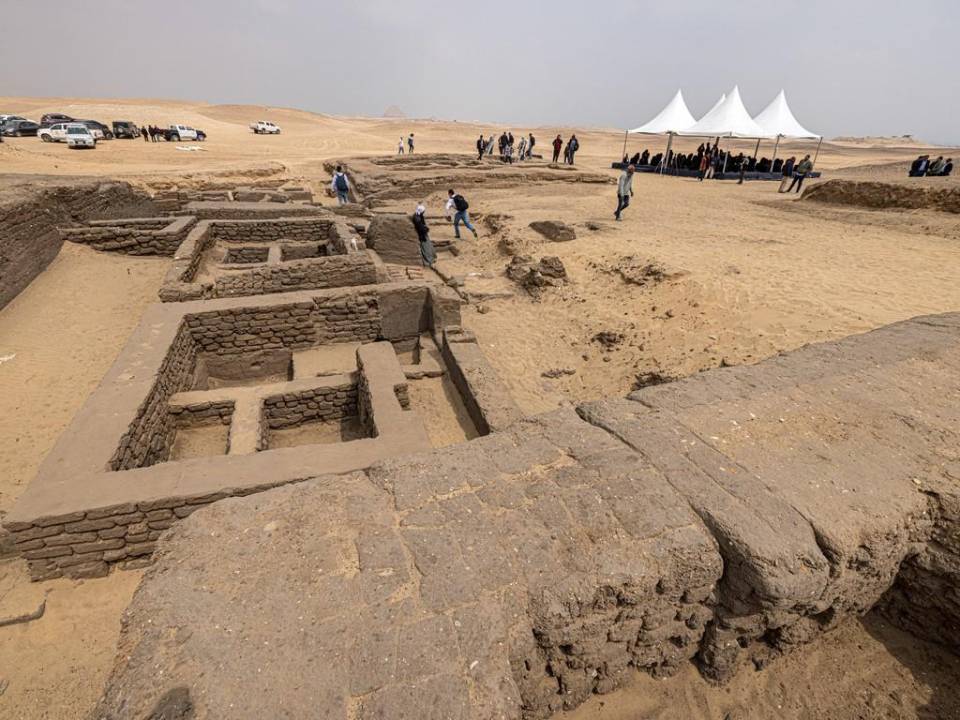 Las cinco tumbas fueron descubiertas por arqueólogos egipcios al noreste de la pirámide del rey Merenre I, que gobernó Egipto alrededor del 2270 antes de Cristo (a.C).