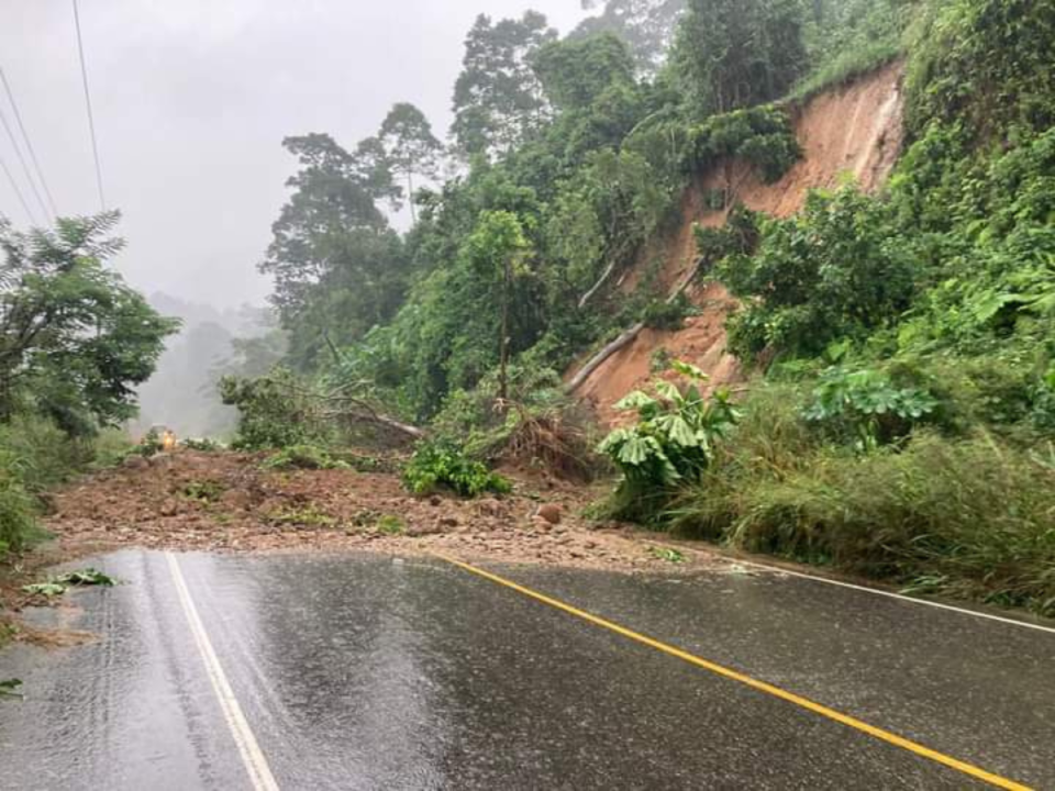 El paso de la carretera CA-13 a la altura de la aldea Cuyamel en el municipio de Omoa, se encontraba obstaculizado por el derrumbe de terreno debido a saturación por las lluvias.