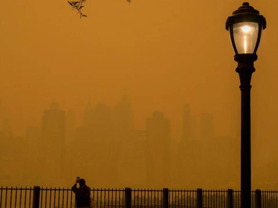 El cielo estaba el jueves notoriamente más claro en Nueva York en comparación al día anterior pero el índice de polución seguía alto.