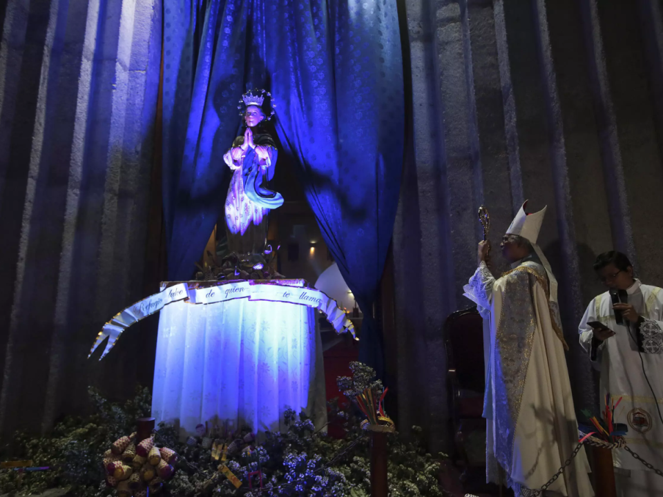 El cardenal de Nicaragua Leopoldo Brenes cerca del altar a la Virgen María durante “La Gritería”.
