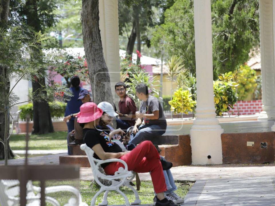 La convivencia entre las familias y los vecinos de Humuya es palpable en sus calles. Aquí varios grupos de personas en amena plática en el parque municipal de este pintoresco municipio.