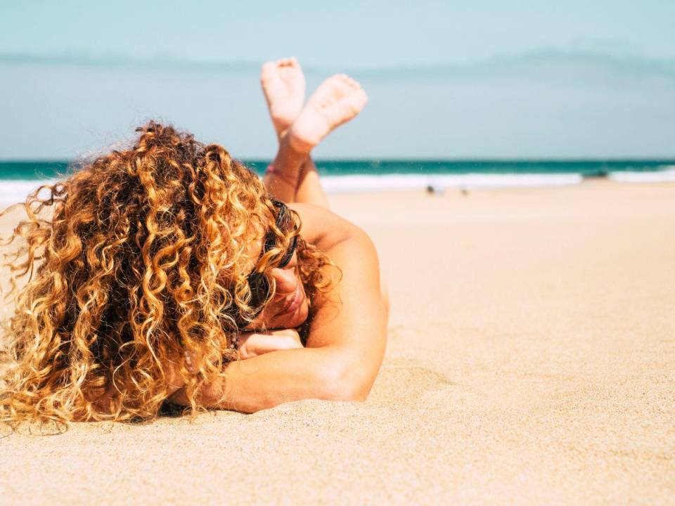 Para mantener un pelo sano en verano es necesario tomar precauciones, sobre todo si saldrá a bañar.