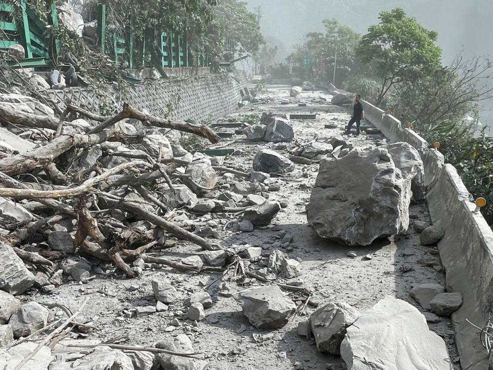 Un potente terremoto de magnitud superior a 7 provocó el miércoles al menos nueve muertos y más de 800 de heridos en Taiwán, además de daños en decenas de edificios y alertas de tsunami en la costa del este de Asia, finalmente descartadas.