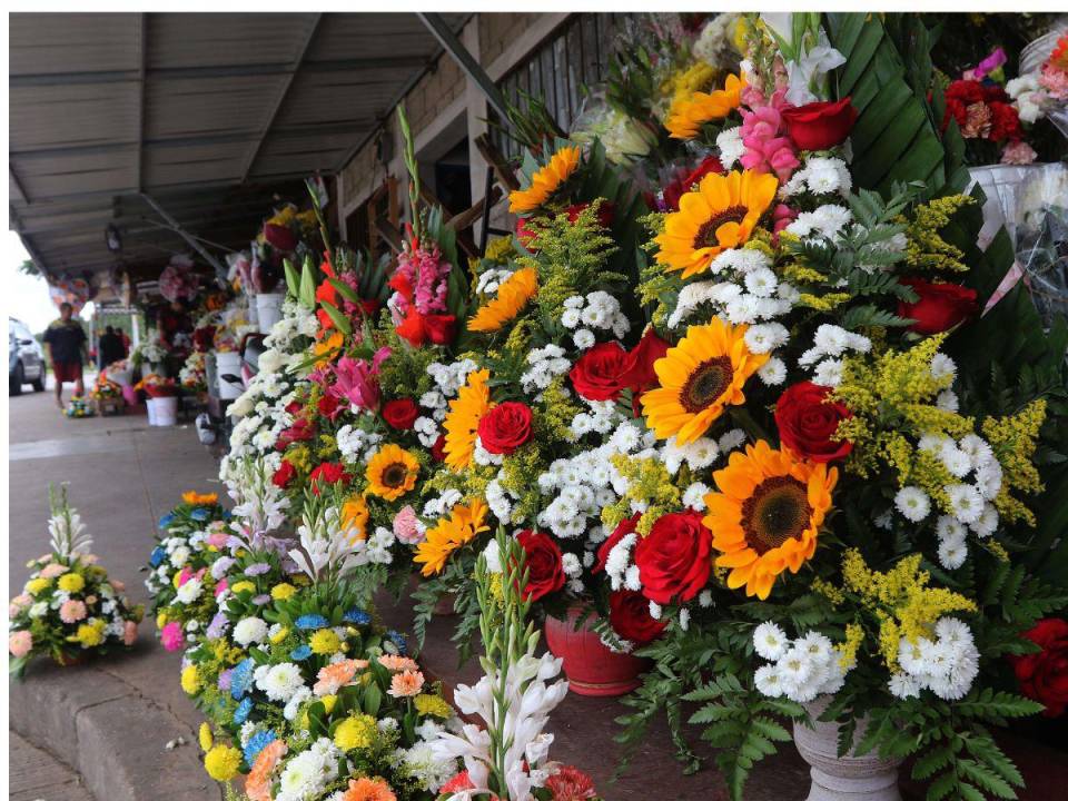 Para el 2 de noviembre las floristerías esperan vender muchos arreglos, pues es la segunda fecha después del Día de la Madre donde aprovechan para vender sus bellos ramos.