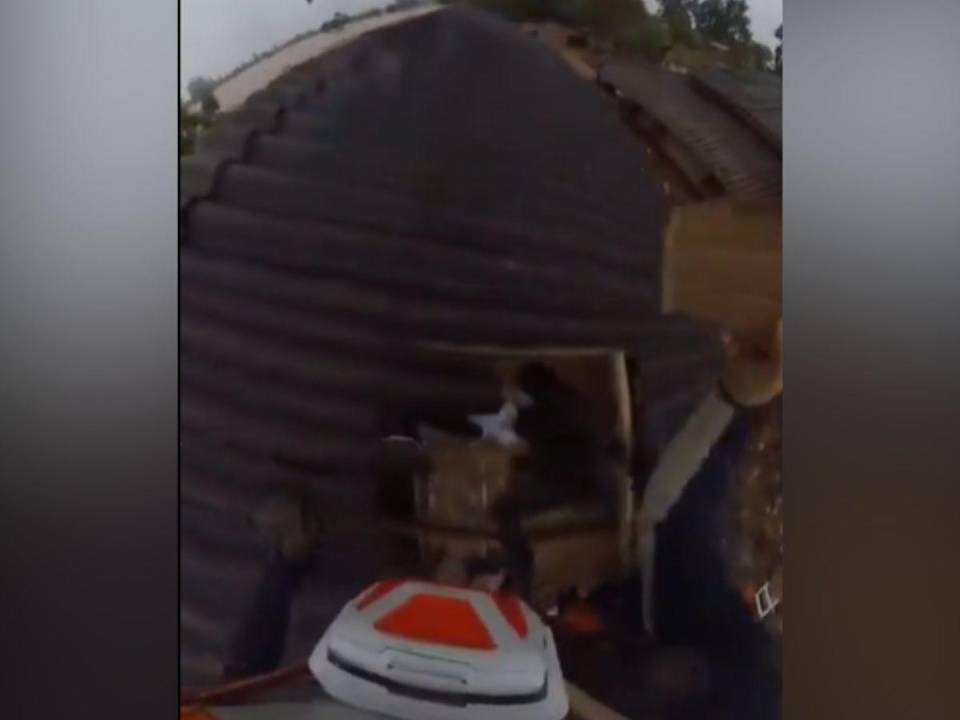 Rescatan bebé del techo de una casa en medio de inundaciones en Brasil