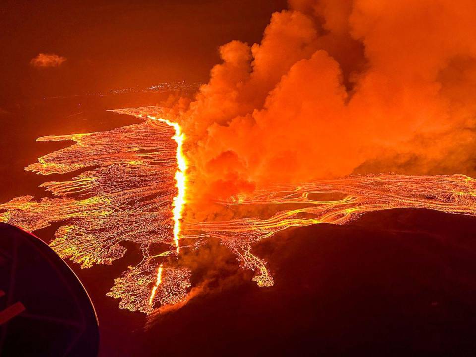 Las autoridades de Islandia informaron este domingo que disminuyó en intensidad la erupción volcánica que comenzó la noche anterior tras una nueva fisura.