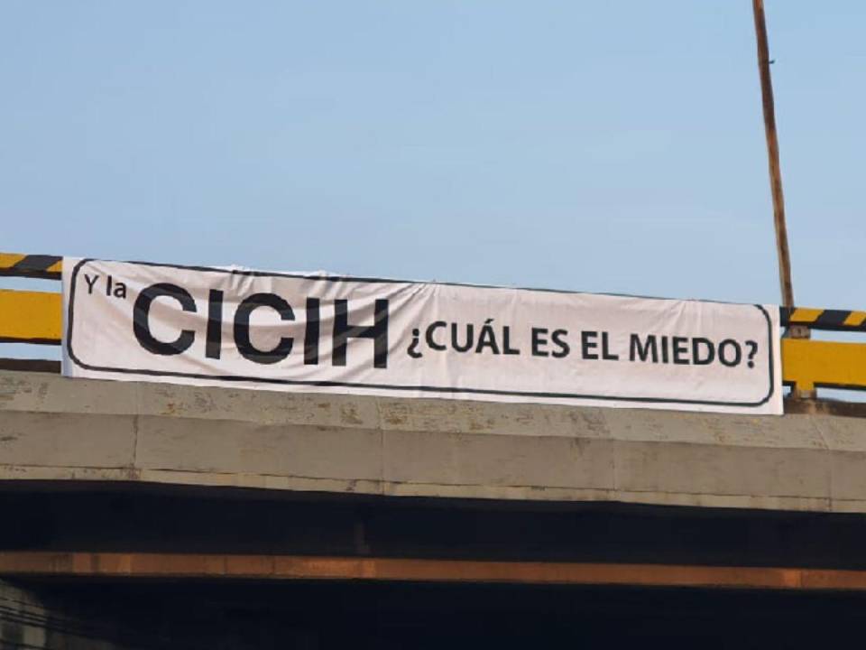 Varios puentes de Tegucigalpa y San Pedro Sula amanecieron con varias pancartas instaladas en varios puntos de la ciudad exigiendo la instalación de la Comisión Internacional contra la Corrupción y la Impunidad en Honduras (CICIH). Aquí los detalles.