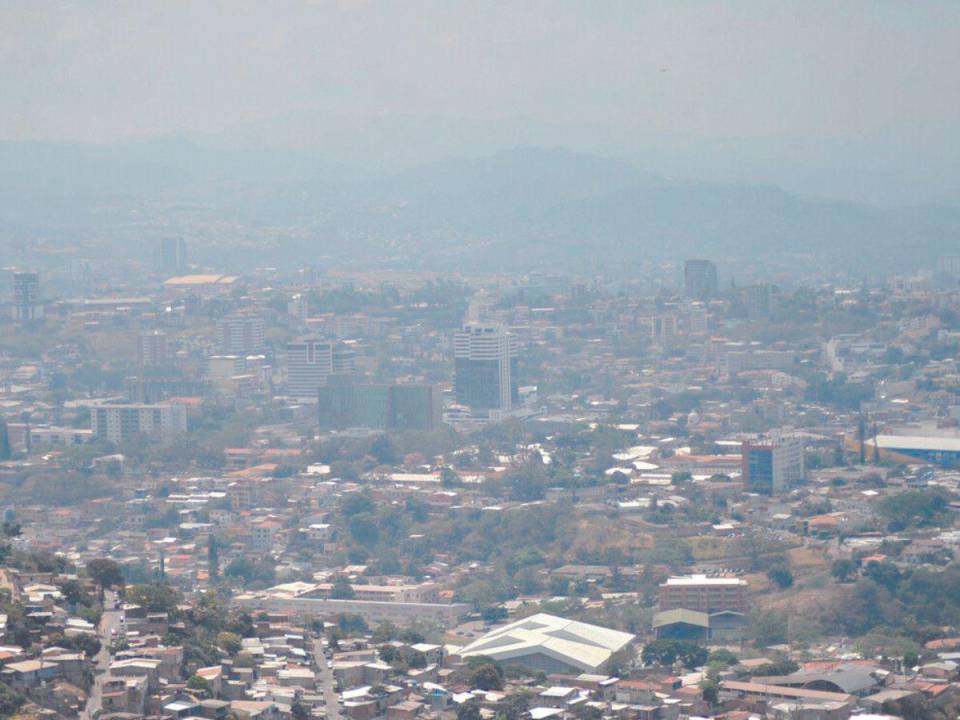 Los expertos piden a la población hondureña no recolectar la lluvia porque está contaminada por los incendios forestales.