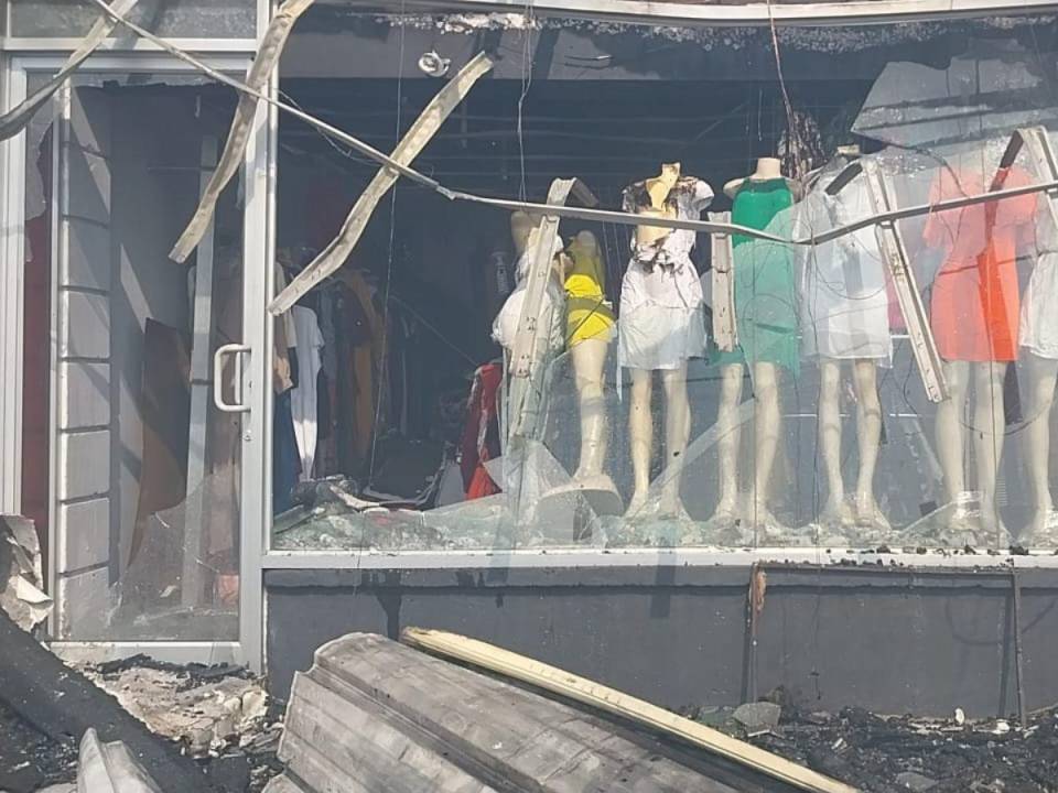 Un incendio de proporciones alarmantes arrasó con tres negocios en la colonia La Pradera de Tegucigalpa, Honduras, desencadenando una rápida movilización de los cuerpos de emergencia y las Fuerzas Armadas del país.