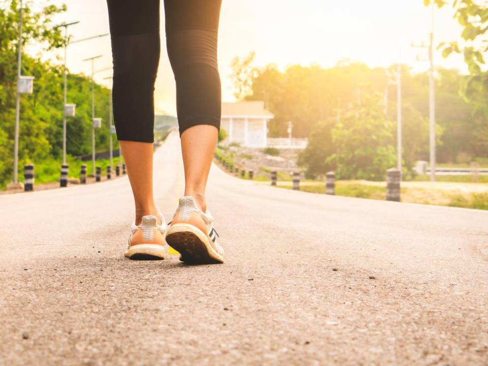 Comenzar con metas pequeñas, como dar un paseo diario o practicar ejercicios en casa, tendrá un impacto positivo en su salud física y mental.