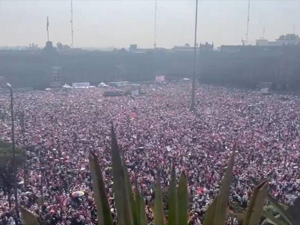 Miles de apostaron en el Zócalo de México para protestar contra acciones de AMLO.