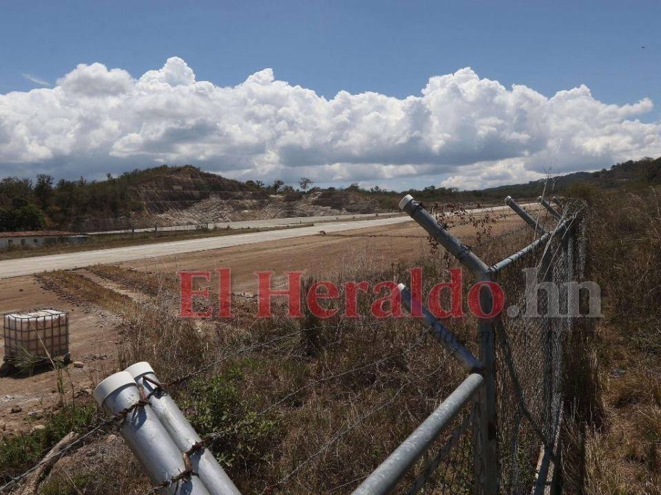 La construcción del aeropuerto de Celaque, en Gracias, Lempira, también resultó un gran fiasco para la gente del occidente de Honduras.