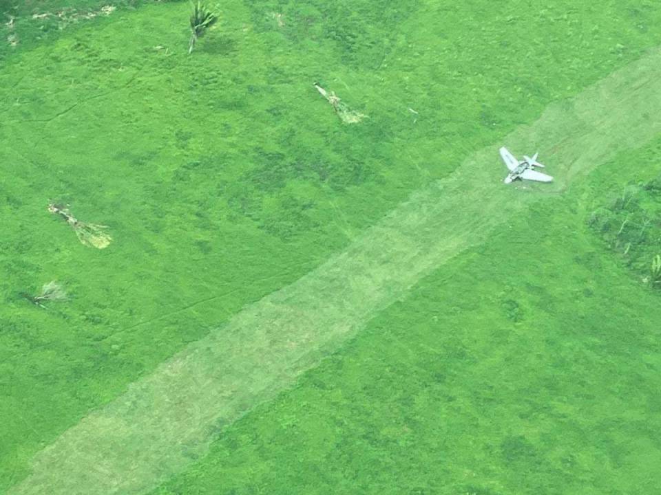 Tras recibir información de inteligencia, se logró ubicar la aeronave abandonada en un terreno descampado.