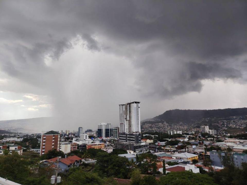 Una de las regiones más afectadas por las precipitaciones de este martes -3 de junio- fue el casco histórico de la capital.
