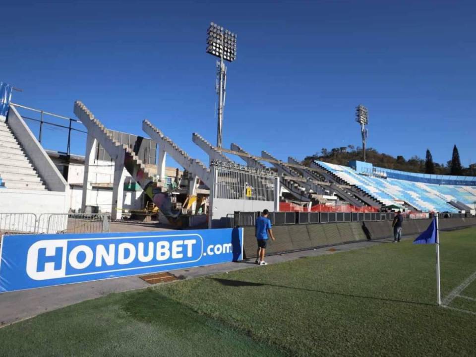 El estadio Nacional de Tegucigalpa está siendo remodelado en su gradería.