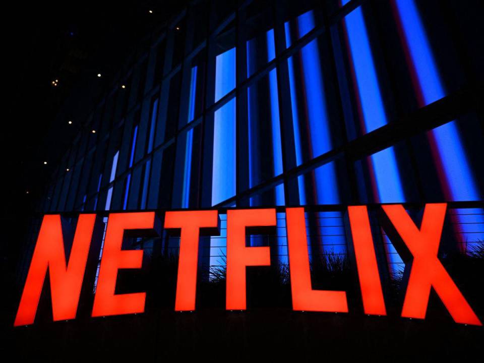 Con el enfriamiento del crecimiento de Netflix el año pasado, la compañía se propuso animar a las personas que miraban gratis con contraseñas compartidas a comenzar a pagar por el servicio.