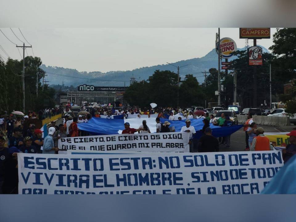 La Asociación de Pastores de Tegucigalpa (APT) realizó el sábado 27 de mayo una multitudinaria marcha pacífica para pedir que se respete el derecho a la vida y el diseño de Dios sobre la familia. Estas son las imágenes de la movilización.