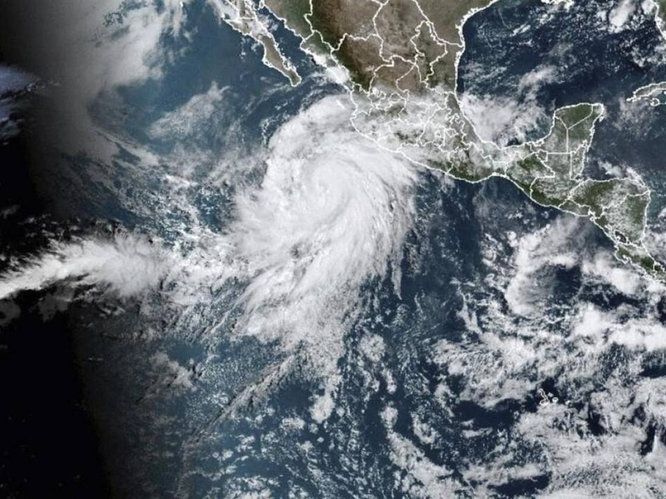 Esta imagen de satélite fue proporcionada por la Administración Nacional Oceánica y Atmosférica (NOAA) y muestra al huracán Hilary.
