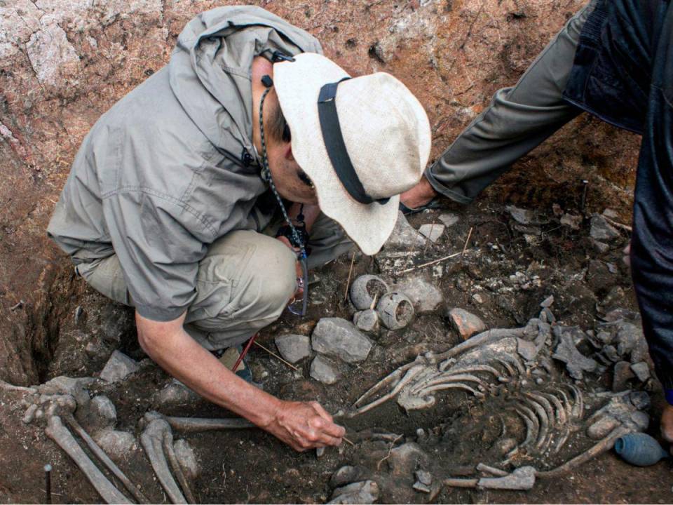 El cuerpo, colocado en posición extendida con las extremidades inferiores semiflexionadas, está orientado de sur a norte.