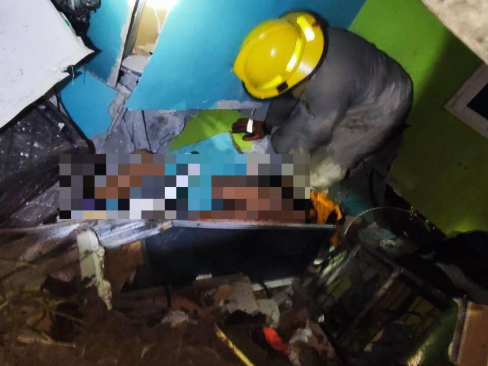 Miembros del Cuerpo de Bomberos en busca de sobrevivientes de la tragedia.