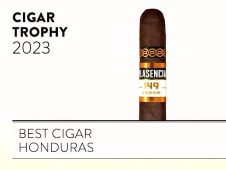 El Plasencia Cosecha 149 es un cigarro de cuerpo medio a completo, equilibrado con notas distintivas de crema, chocolate negro y un toque sutil pero terroso de cedro.