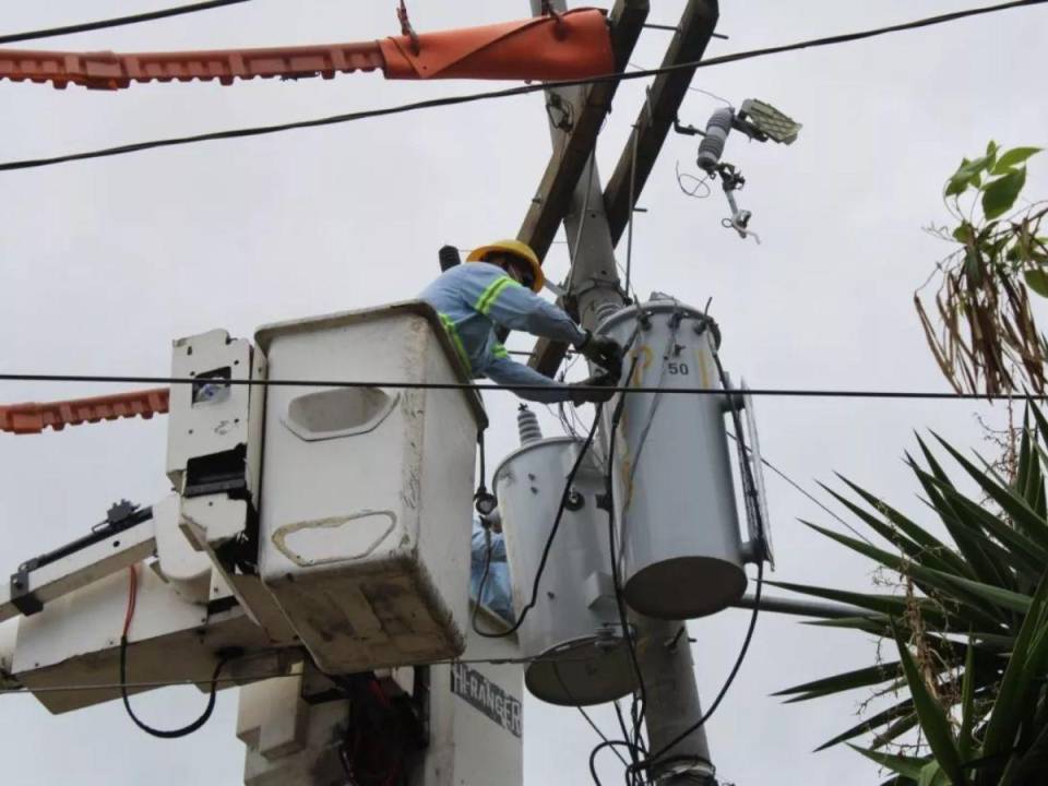 Para reportar emergencias o cortes de energía no programados, los abonados deben llamar a la línea 118.