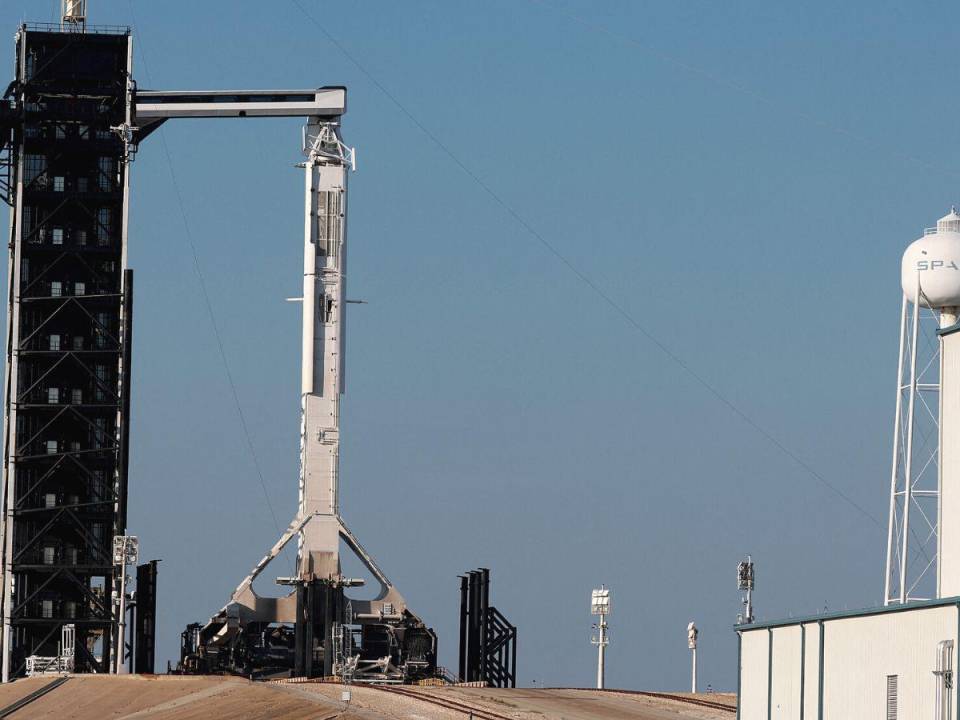 SpaceX indicó poco después que comenzó a retirar el combustible del cohete y precisó que la tripulación iba a desembarcar.
