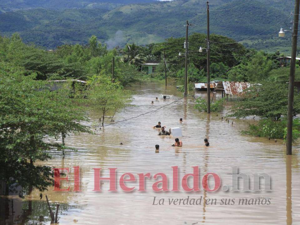 Los ríos se han desbordado, inundado barrios y colonias y han dejado a centenares de familias enlas calles.