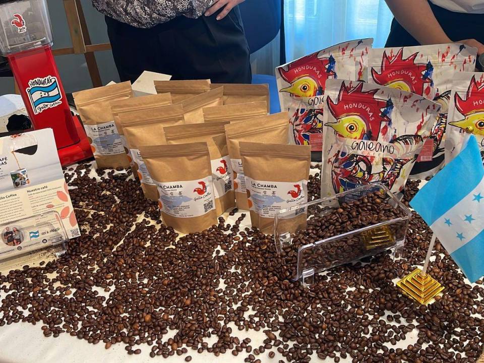 Diversos sectores comerciales demostraron entusiasmo por la oferta de productos auténticos y de alta calidad provenientes de Honduras, entre los cuales destacaron el café y los chocolates.