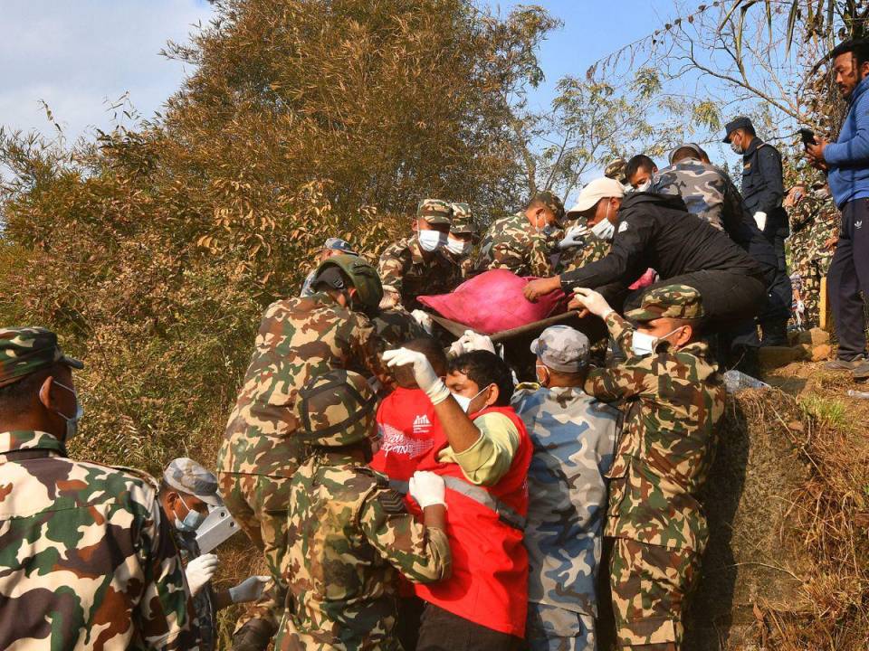 Escenas devastadoras fueron captadas en Nepal, donde al menos 68 personas murieron luego de que el avión en el que se trasportaban se estrellara. Este es el accidente aéreo más mortífero registrado en 30 años en el país asiático. Ahora soldados nepalíes participan en rescatar los cuerpos.