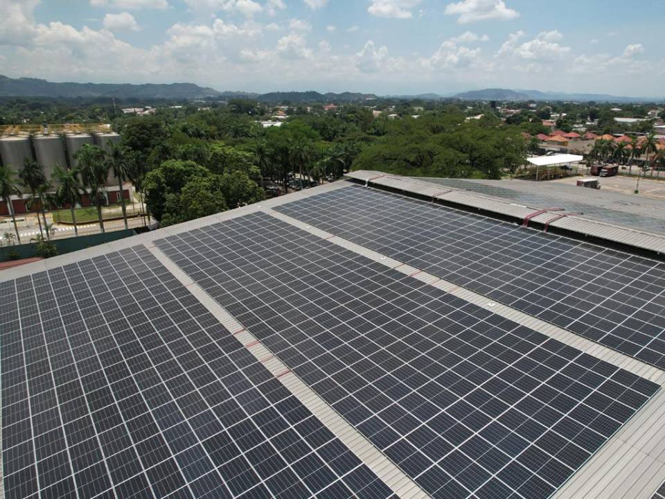 La instalación de un sistema de energía solar en techo, ubicado en las plantas de producción de Cervecería Hondureña en San Pedro Sula, es el proyecto de este tipo más grande de Latinoamérica.