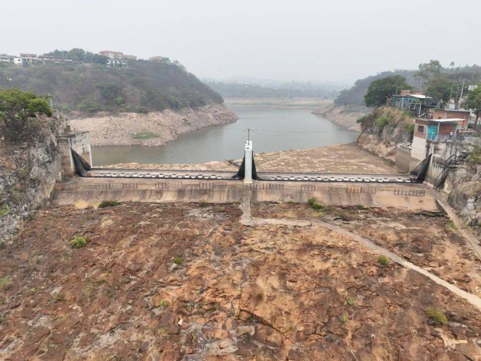 Mientras las reservas de agua en Tegucigalpa continúan disminuyendo, las autoridades ya preparan medidas extraordinarias para evitar un desabastecimiento total en la capital. ¿De qué se trata?