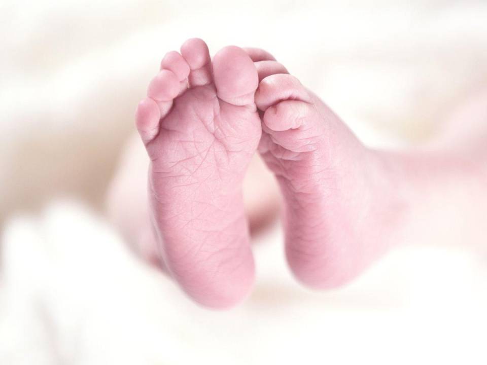 Imagen de referencia de los pies de un bebé.
