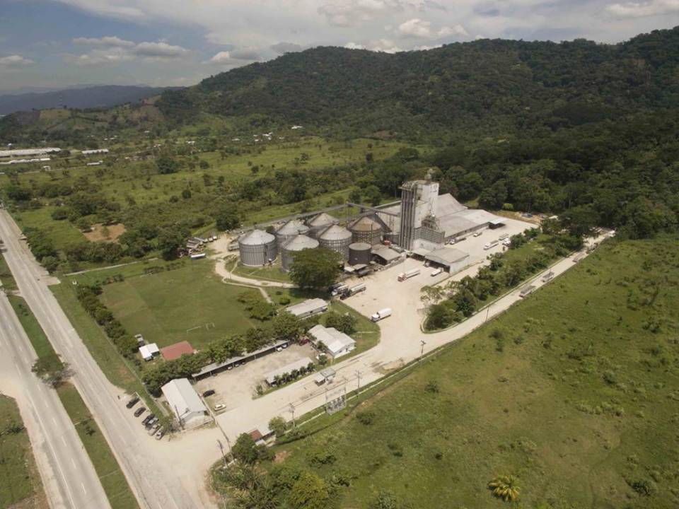La planta de Aliansa ubicada en Honduras elabora los mejores alimentos para animales. Sus productos son comercializados en toda la región centroamericana.