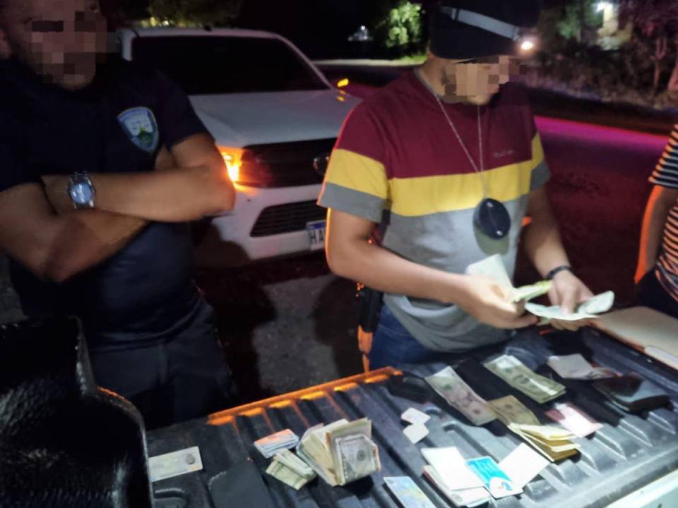 Los agentes cuentan el dinero que había sido recabado por los detenidos.