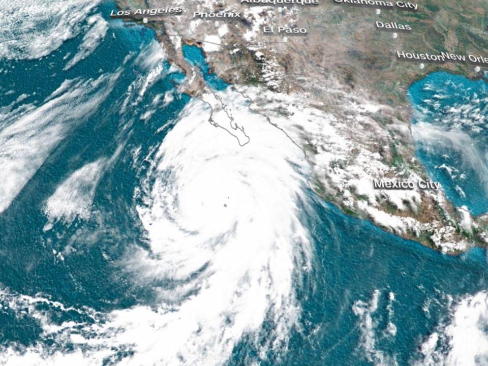 Hilary se convirtió en huracán categoría 4 durante la noche del jueves.