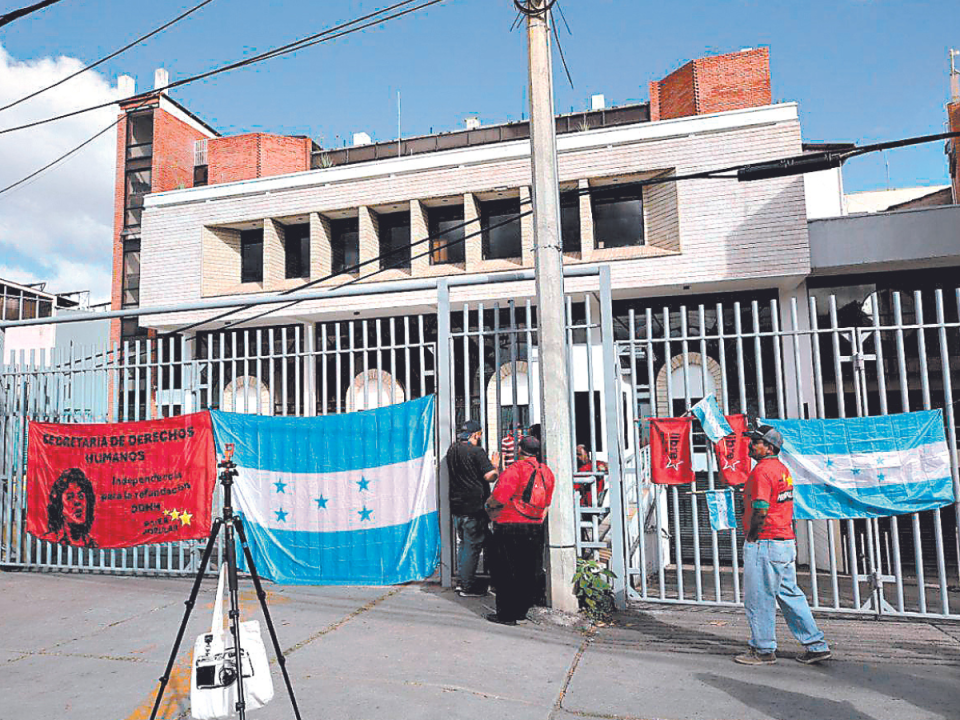 Los manifestantes dicen que entregarán las instalaciones hasta que Natalie Roque logre un acuerdo o sea destituida del cargo.