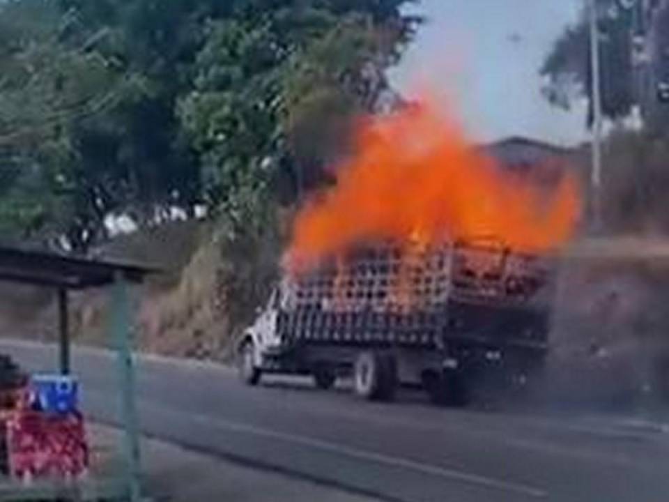 Camión cargado de ganado es captado envuelto en llamas en carretera a Olancho