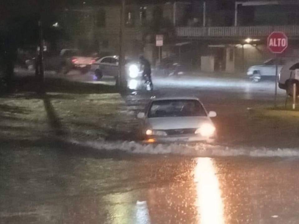 La crecida de quebradas cercanas provocó severas inundaciones en varios sectores de la ciudad de La Ceiba, Atlántida.