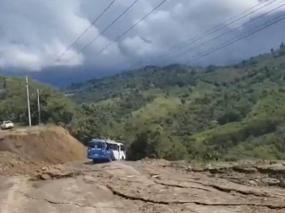 ¡Impactante! Rapidito cae a hondonada tras activación de falla geológica en Copán