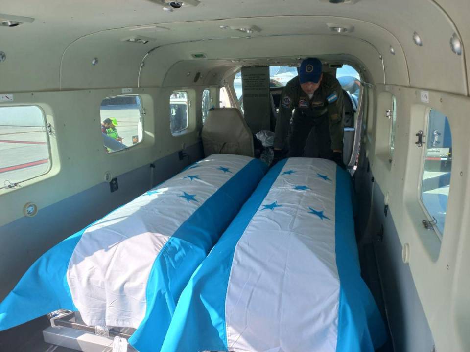 El avión con los cuerpos de Ismael Romero Anariba y Wilmer Jovany Muñoz aterrizarán este miércoles en la base Hernán Acosta Mejía.