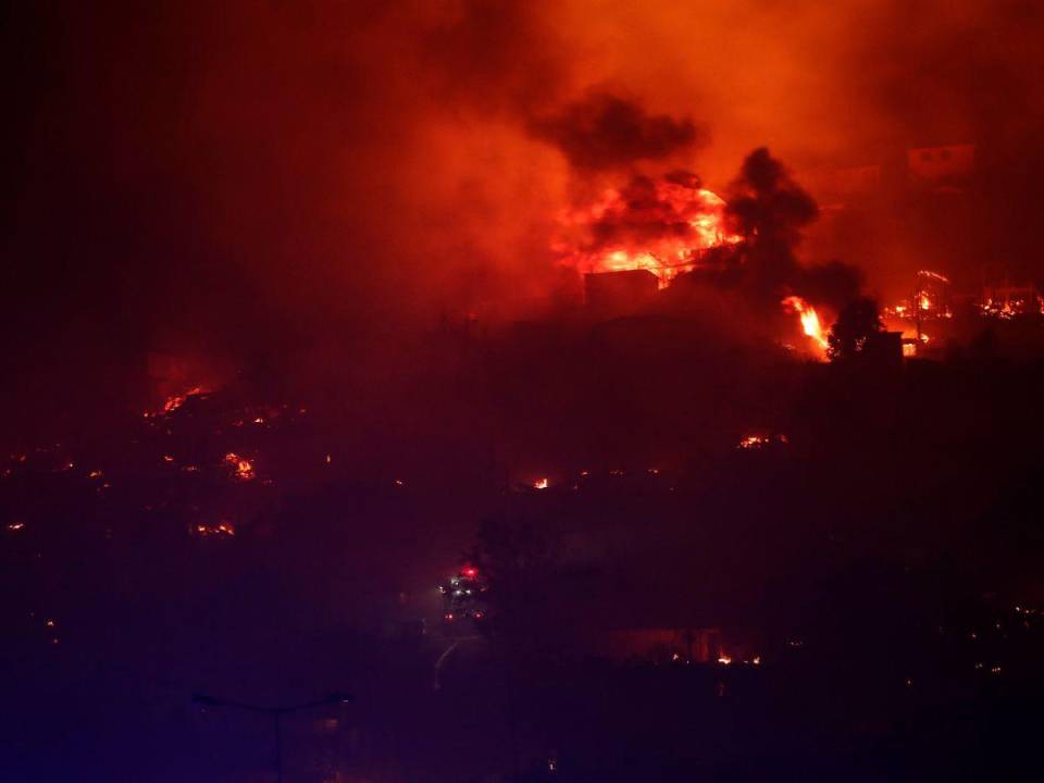 Voraz incendio forestal que desde el viernes castigan sin tregua a la región turística de Valparaíso, en el centro de <b>Chile</b>, provocó la muerte de al menos 46 personas; se espera más víctimas en esta “catástrofe sin precedentes”, según las autoridades.