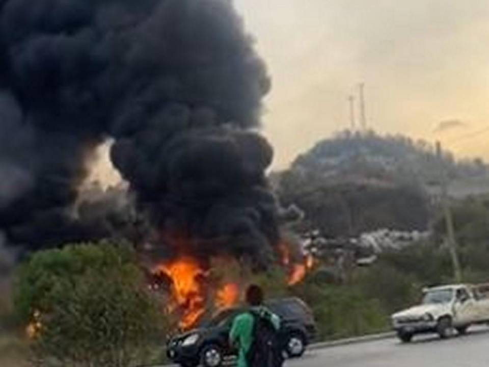 Incendio en zacatera se expande a bodega de reciclaje en colonia Cerro Grande